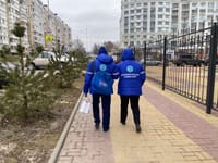 Члены УИК с урной для надомного голосования