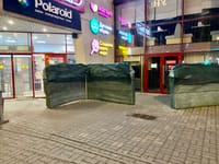 Укрепления у входа в торговый центр