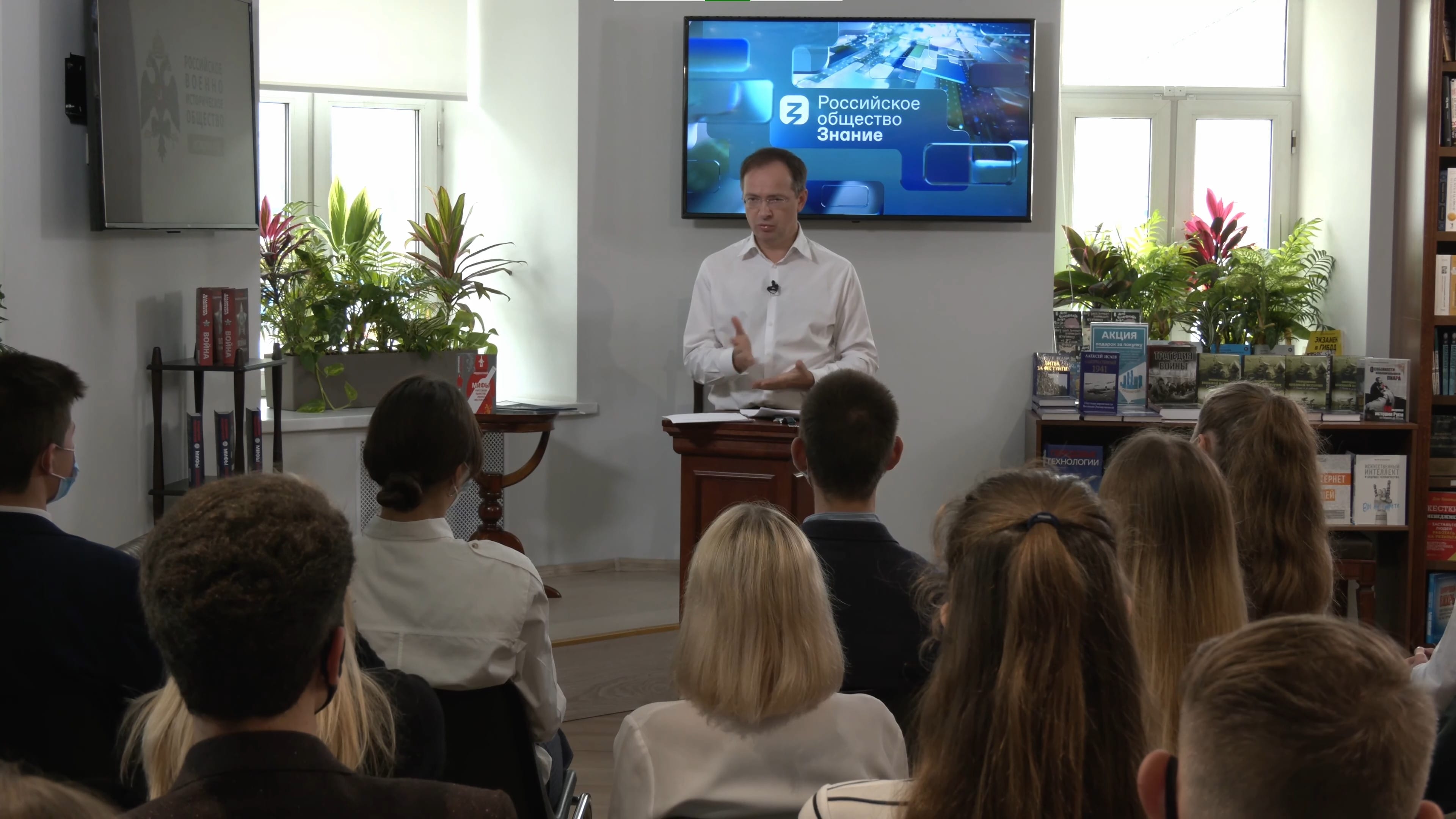 «История — не наука о прошлом, это наука о настоящем и будущем». 5 фейков из лекции Мединского для школьников