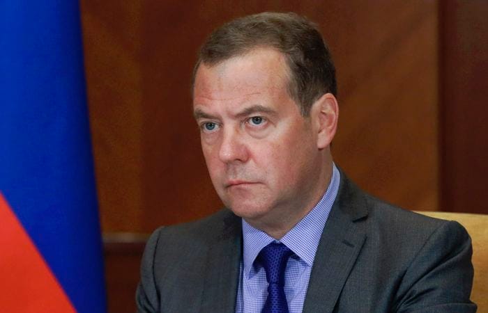 «Нам с вассалами дело иметь бессмысленно». Медведев написал статью об Украине