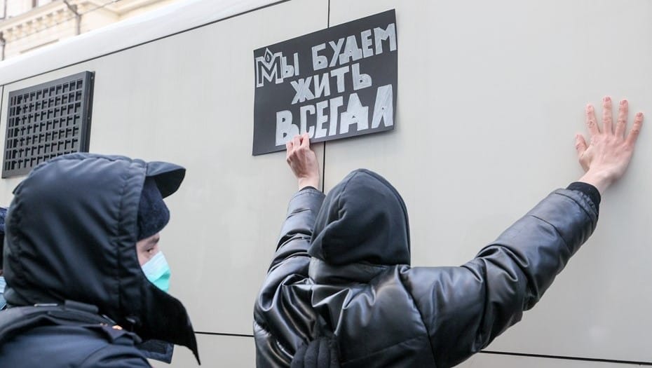 «Время от «посадим всех оппозиционеров» до «зайдем в каждую дверь» пройдет быстро» — правозащитники о ликвидации «Мемориала»