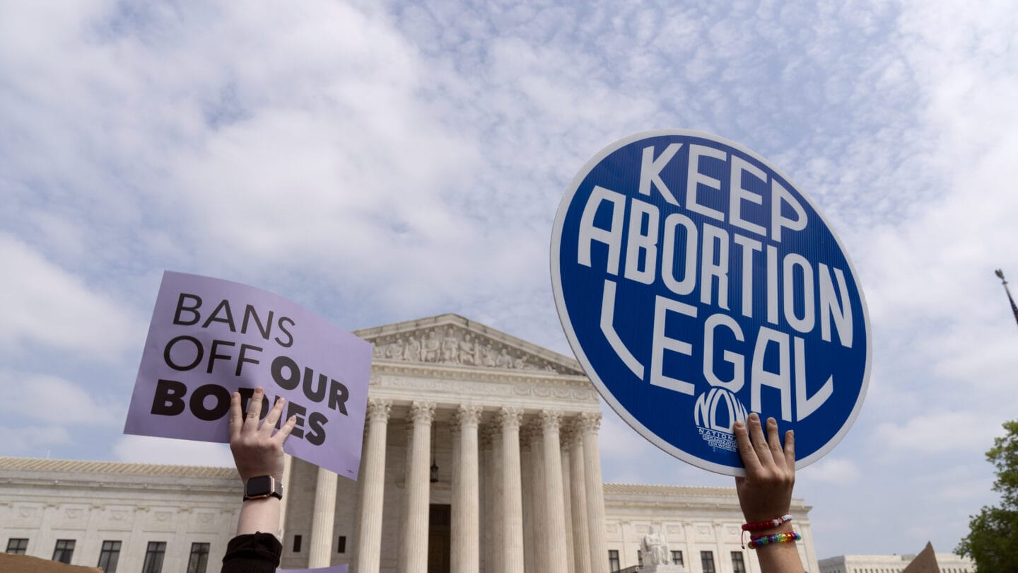 Мое тело — не мое дело? Женщинам в США всерьез угрожает потеря права на аборты — как дошло до такого