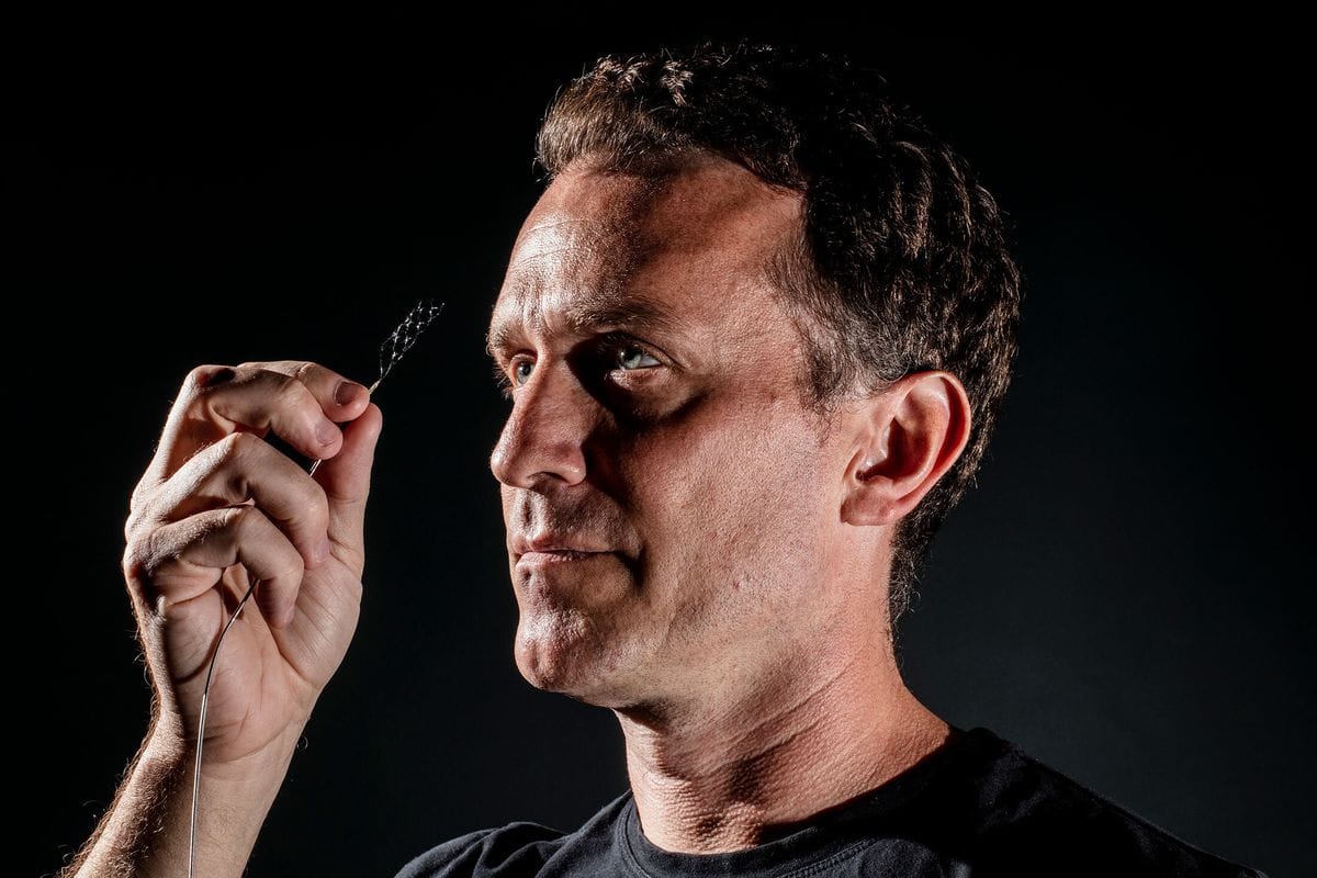 В США впервые внедрили нейрочип в мозг человека — Bloomberg