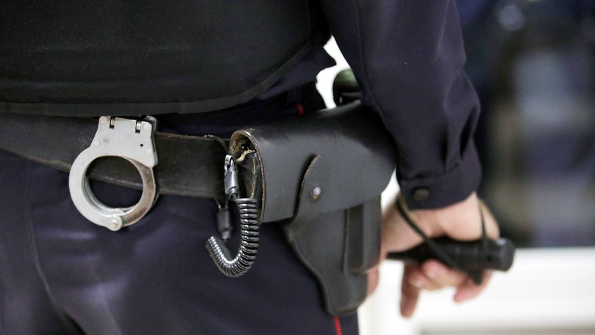 «Душили пакетом, лили воду на нос и рот, били током». Задержанного на Урале антифашиста под пытками заставили подписать пустые листы