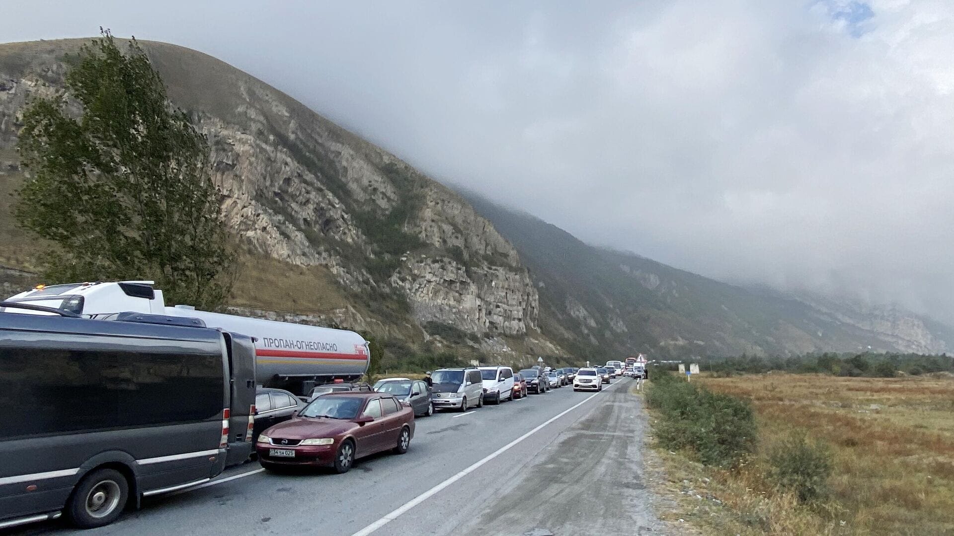 Baza: Гражданам запретили пересекать границу между Россией и Грузией пешком, на самокате или велосипеде 