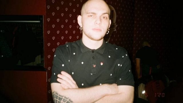 «Достали резиновую дубинку и ножку от табуретки». В Тюмени арестованный антифашист рассказал о пытках в отделе полиции 