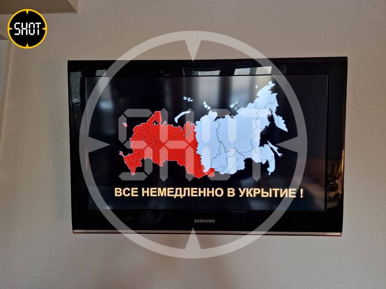 В нескольких регионах России и Крыму объявили воздушную тревогу на радио и телеканалах. В МЧС заявили о взломе серверов