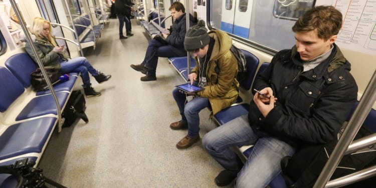 Пассажиры метро по утрам чаще всего ищут в интернете молитвы и гороскопы