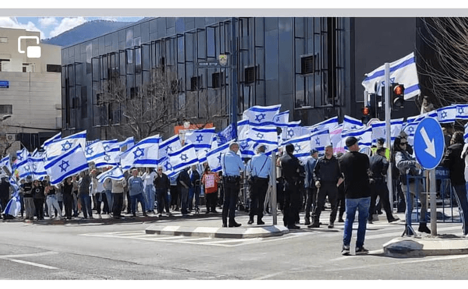 На улицы израильских городов вышло 500 тысяч протестующих. Оппозиция назвала это крупнейшим протестом в истории страны