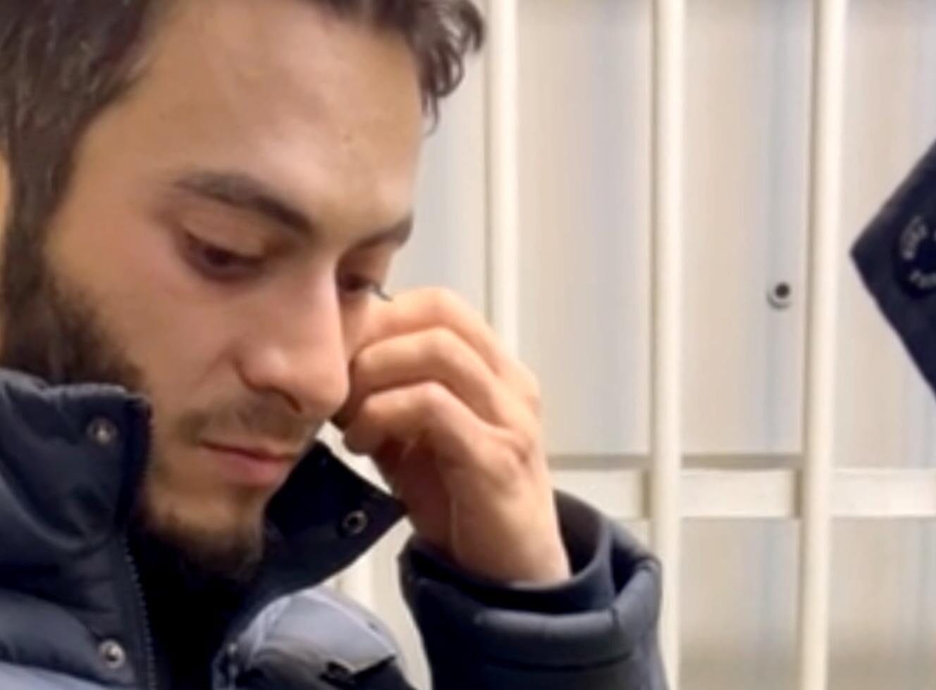 Задержанного в Домодедово гея из Чечни насильно удерживают в его селе — Sota и СК SOS