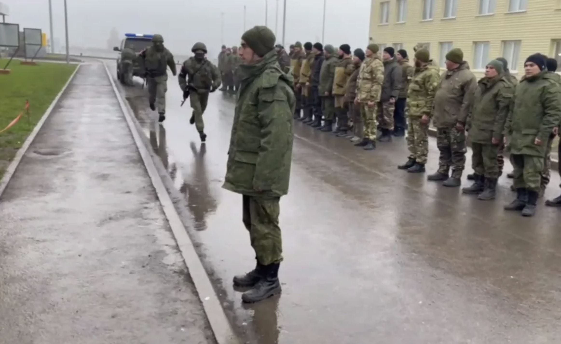 Двое мобилизованных, задержанных на плацу, получили по 3 года колонии за отказ воевать в Украине