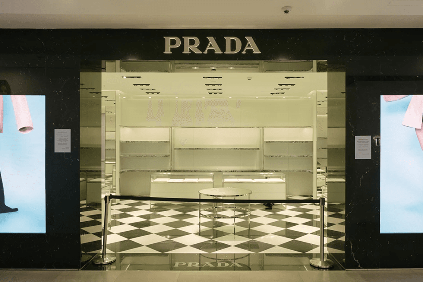 Пусто и грустно. Как война изменила индустрию торговых центров в России