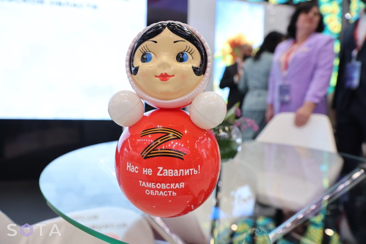 Фальшивые роботы, аннексированные регионы, танец делегации из ОАЭ и эскортницы. Как прошел первый день ПМЭФ