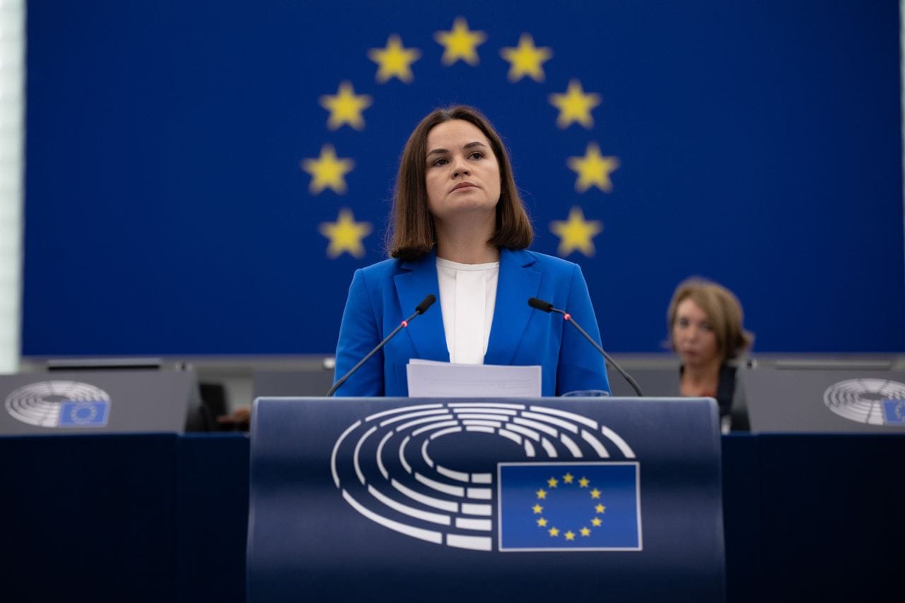 Светлана Тихановская представила в Европарламенте проект нового белорусского паспорта