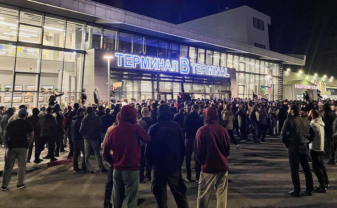 Махачкалинский аэропорт сообщил о гибели полицейского, которому «прилетел в голову камень». Минздрав Дагестана опроверг информацию