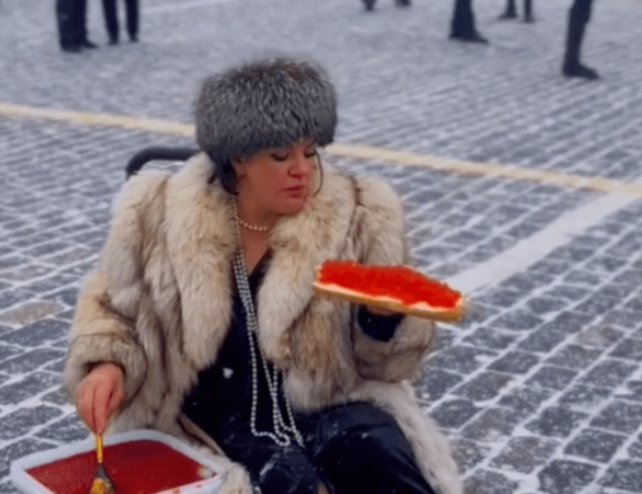 Полиция запрещает россиянкам снимать тренд с икрой на Красной площади, потому что в сложное для страны время «шиковать нельзя»