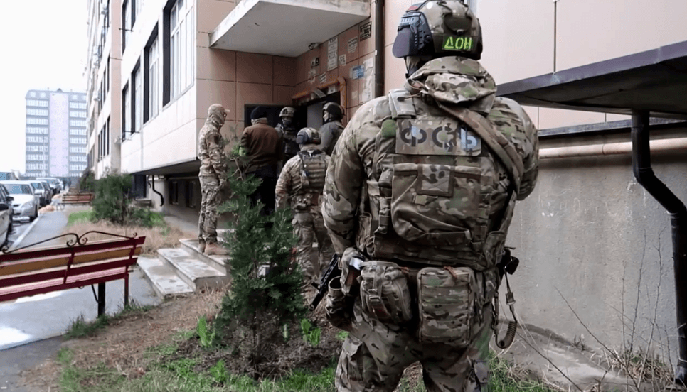 Задержанные в Дагестане боевики снабжали оружием и деньгами террористов из «Крокуса» — ФСБ