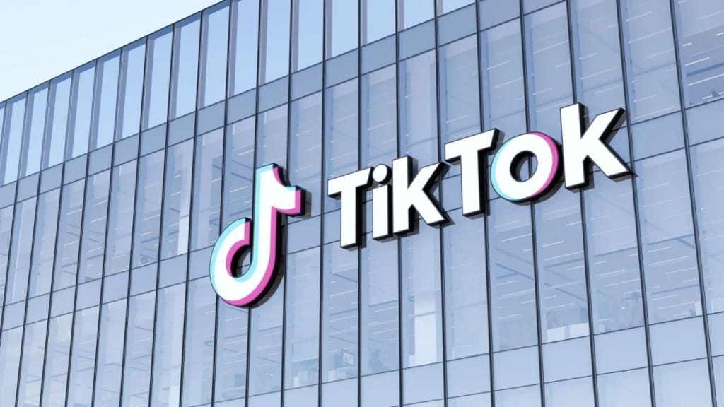 Байден подписал закон, предполагающий блокировку TikTok в США. Китайская компания — владелец соцсети собирается оспорить это решение в суде