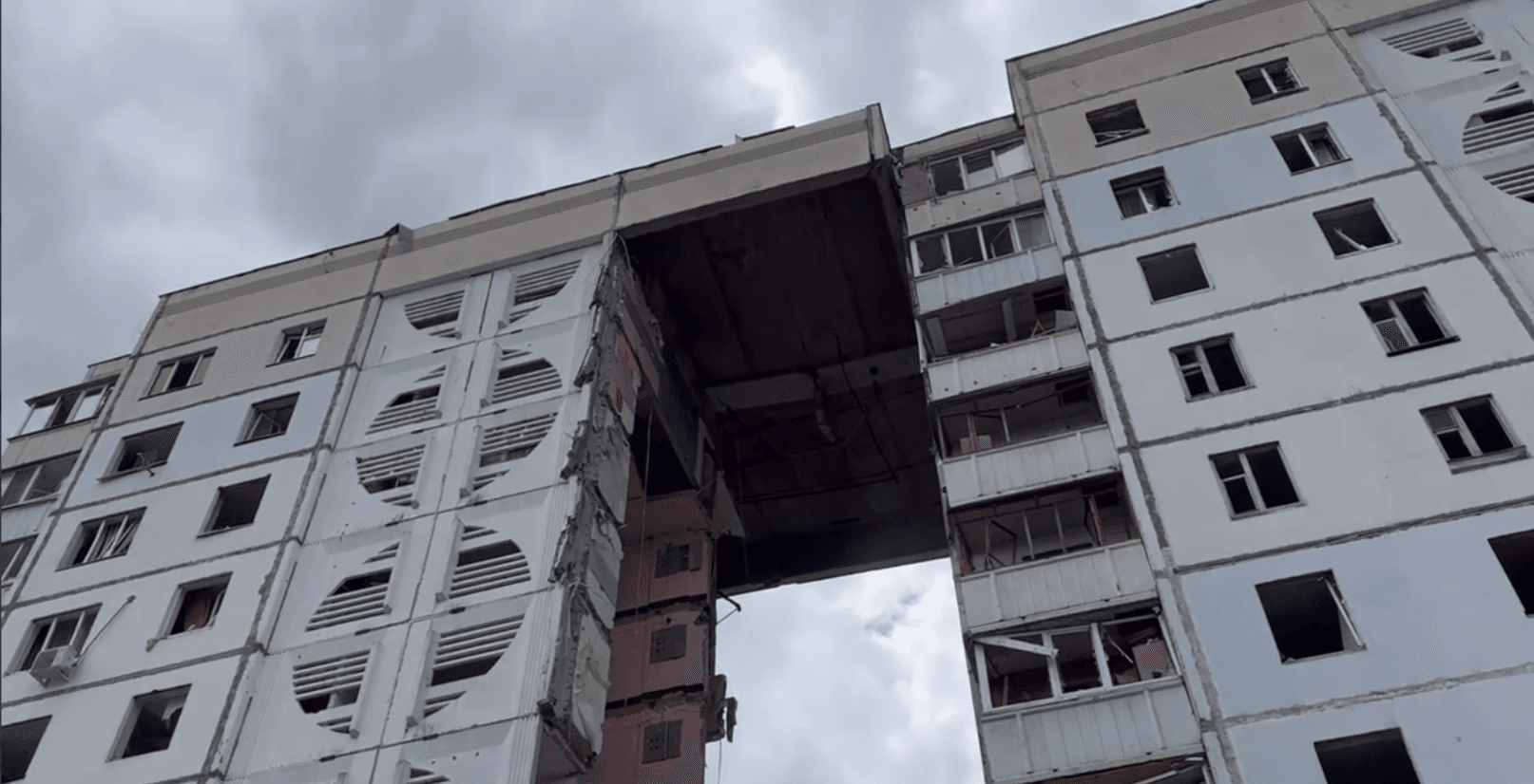 В Белгороде в результате взрыва обрушился подъезд многоэтажки: десятки пострадавших, есть погибшие