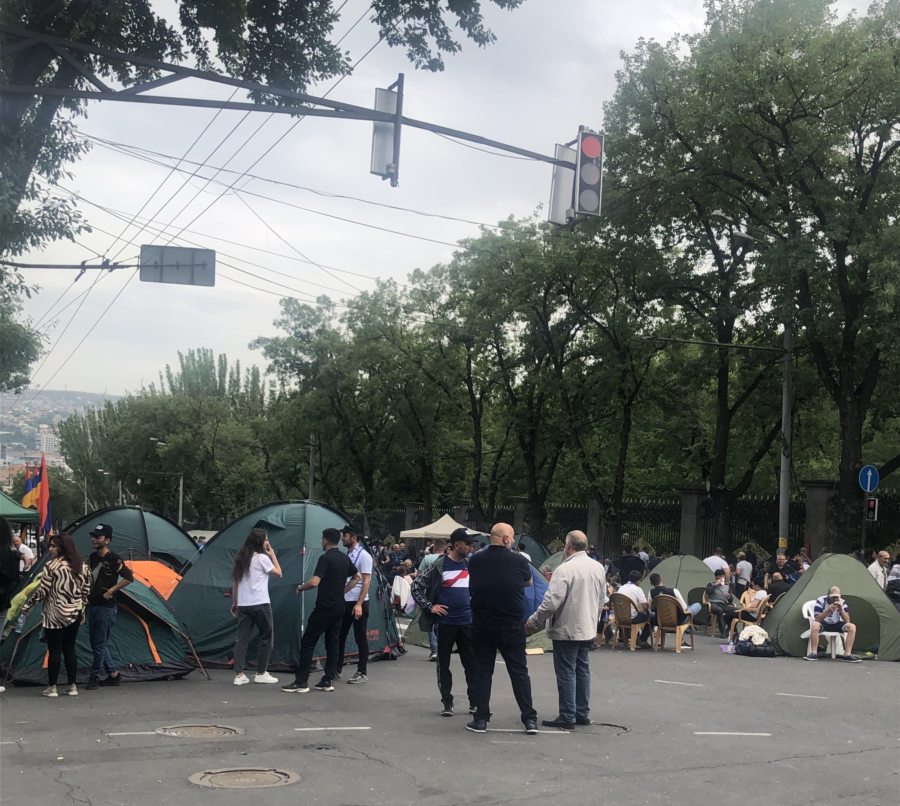 В Ереване сторонники архиепископа Баграта Галстаняна перекрыли проспект у парламента, разбив там палаточный лагерь