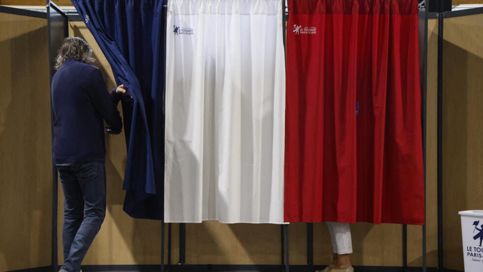 На выборах во Франции лидирует левый «Новый народный фронт». «Национальное объединение» не получает мест в правительстве