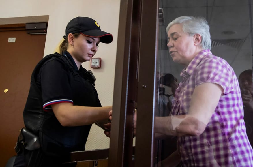 Суд потребовал восстановить на работе врача Надежду Буянову, обвиняемую в военных «фейках», и компенсировать ей моральный ущерб