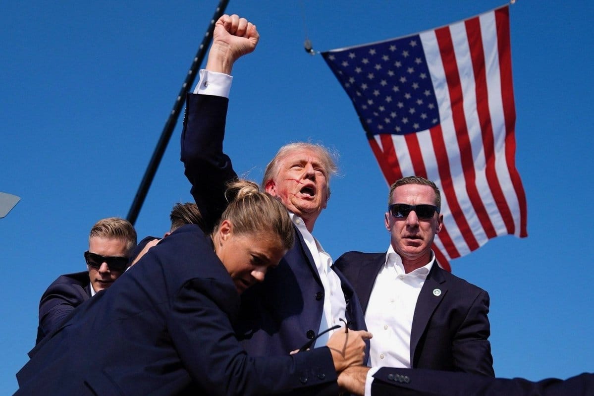 Бывший президент США Дональд Трамп ранен во время выступления на митинге в Пенсильвании