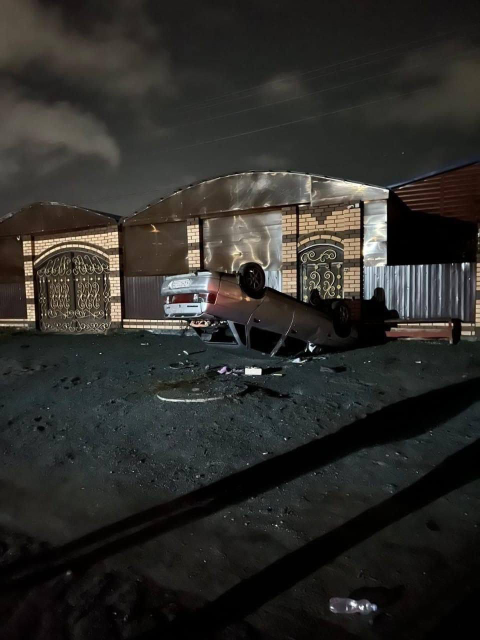 В Коркино поджигают и переворачивают машины, которые толпа считает «цыганскими». В город прибывают дополнительные силы Росгвардии