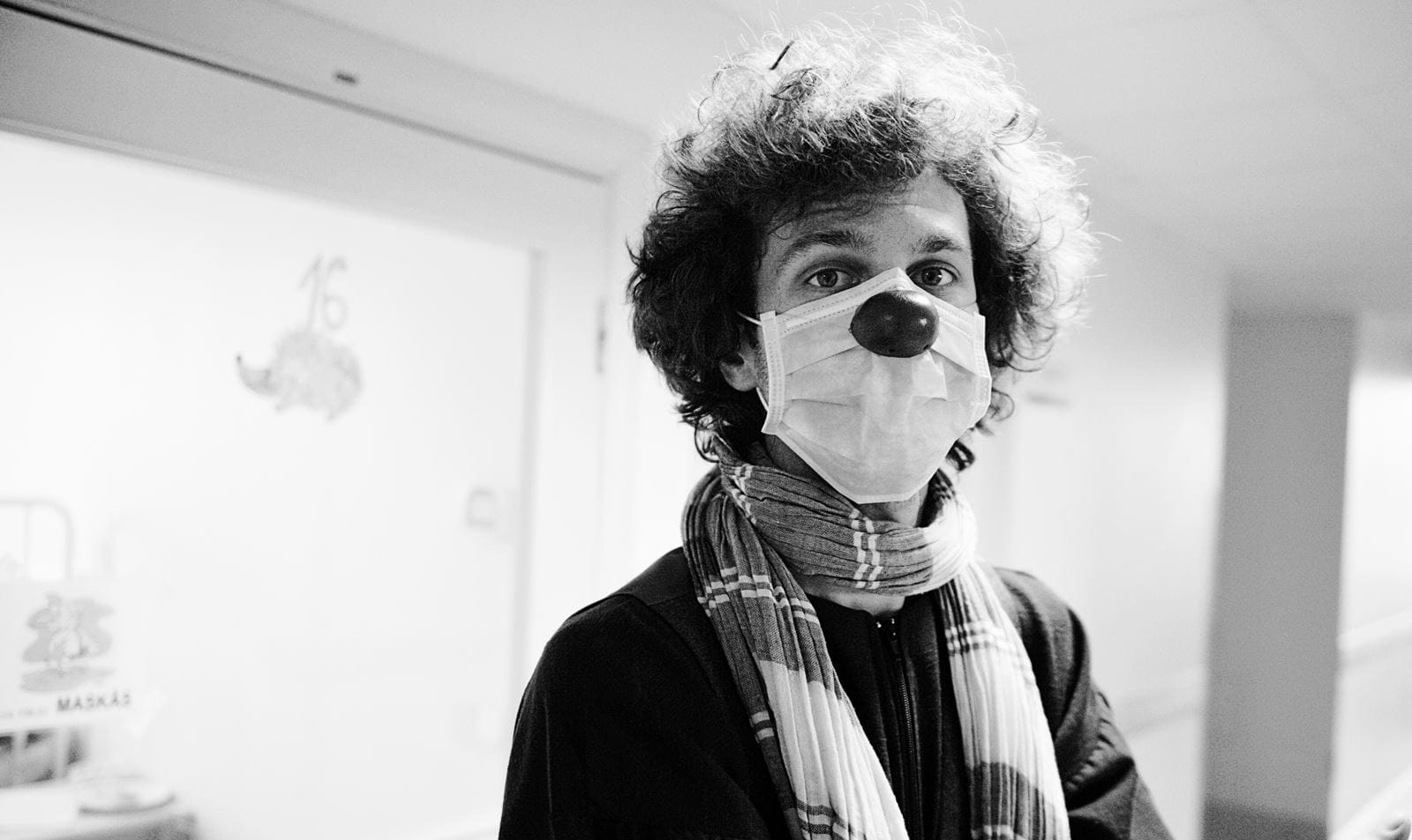 Смеющийся красный. Записки профессионального клоуна из больниц и бомбоубежищ Украины