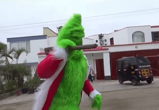 В Перу полицейский в костюме Гринча изъял большой объем марихуаны во время задержания местных наркоторговцев