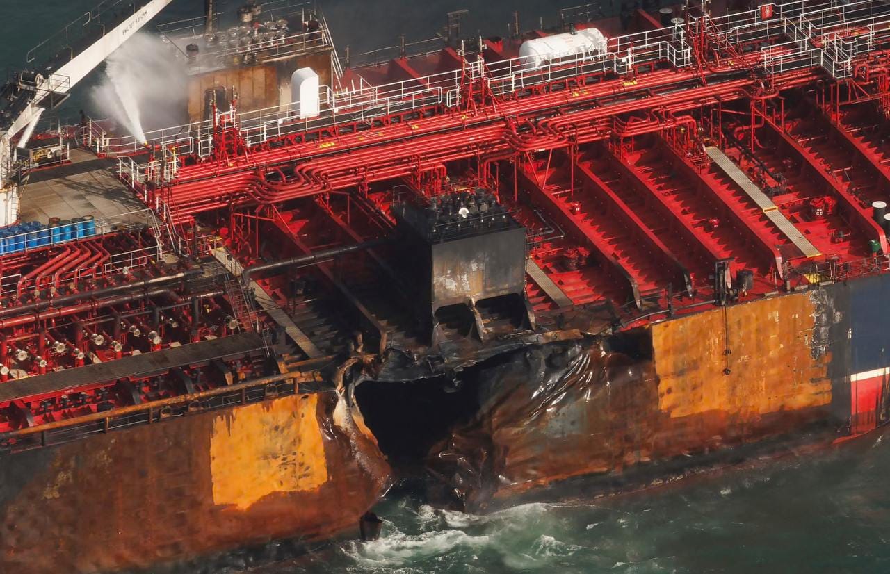 Три удара в борт, российский капитан, сломанная рулевка: что известно об аварии танкера с авиатопливом для армии США в Северном море