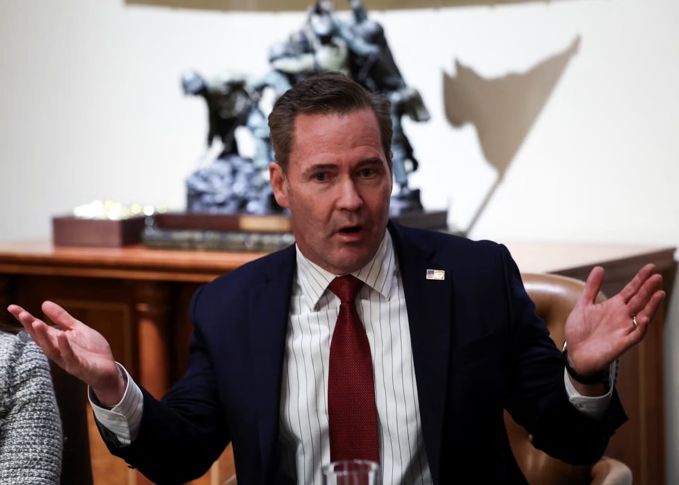 Советник Трампа добавил журналиста в чат обсуждения ударов по хуситам, поскольку его контакт был сохранен под чужим именем — The Guardian