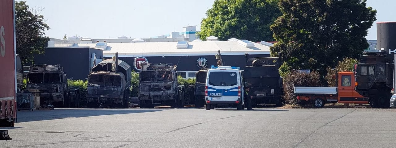Z-каналы опубликовали видео горящих военных грузовиков в Германии. Они утверждают, что к этому причастна Россия