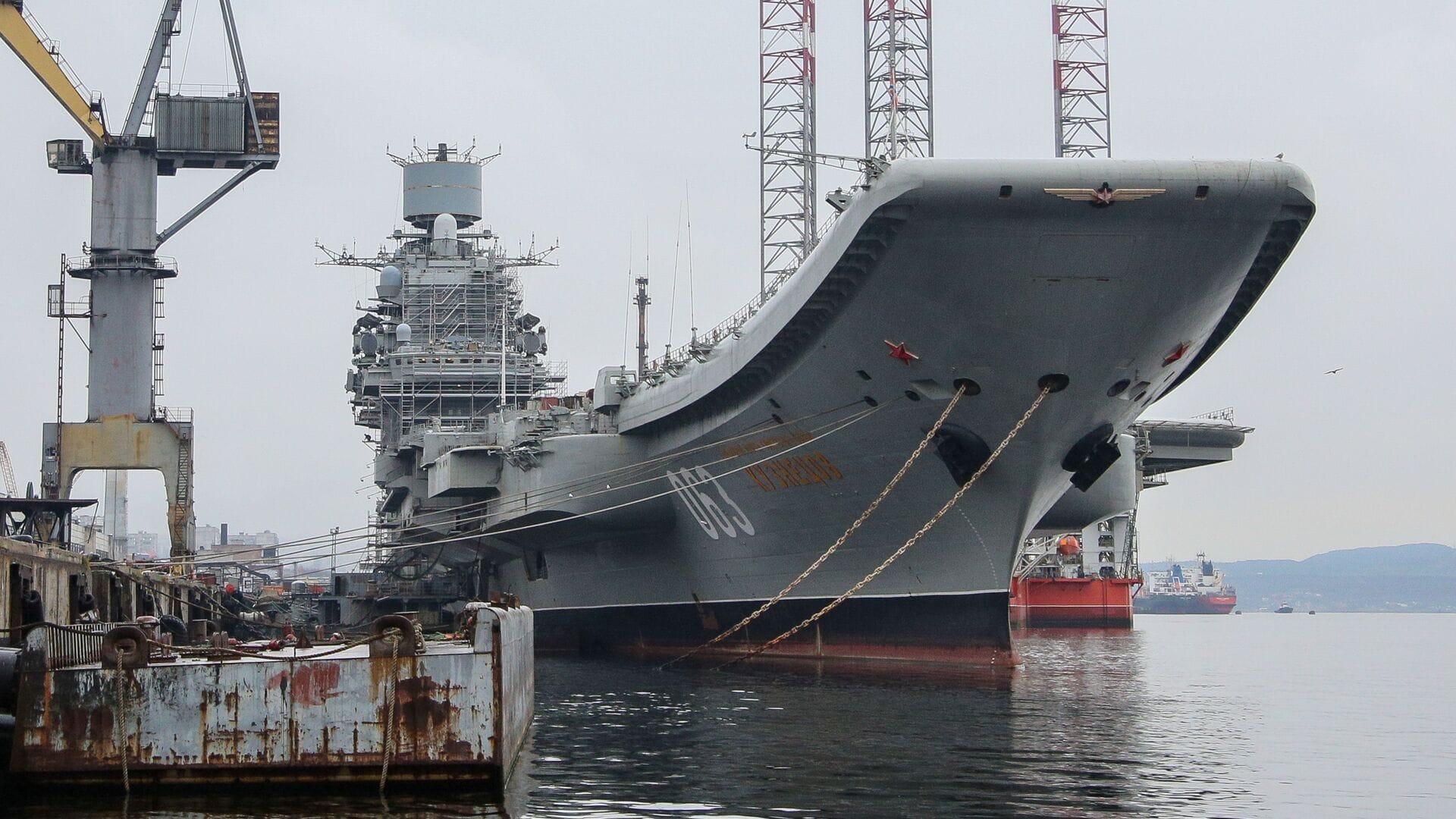 Минобороны приостановило работы по ремонту авианесущего крейсера «Адмирал Кузнецов». Его могут отправить на утилизацию — «Известия» 