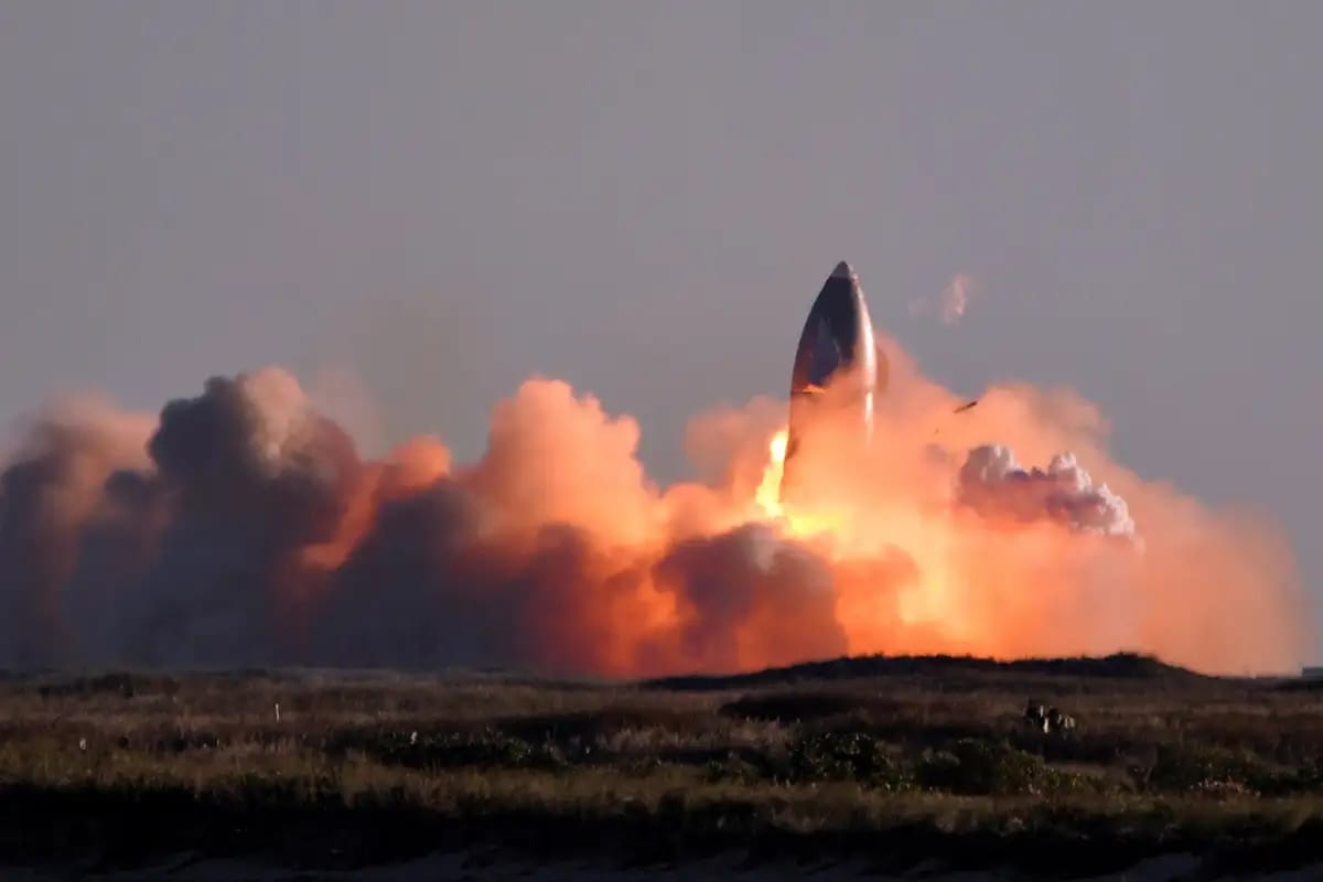 Инженеров в SpaceX переводят на разработку марсианской ракеты Starship, из-за чего откладываются запуски спутников Starlink — Bloomberg