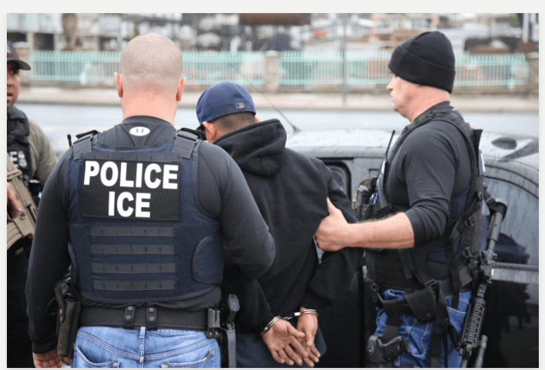 «Меня заочно арестовали в России, но суд США решил, что мне на родине ничего не угрожает». Как депортируют россиян