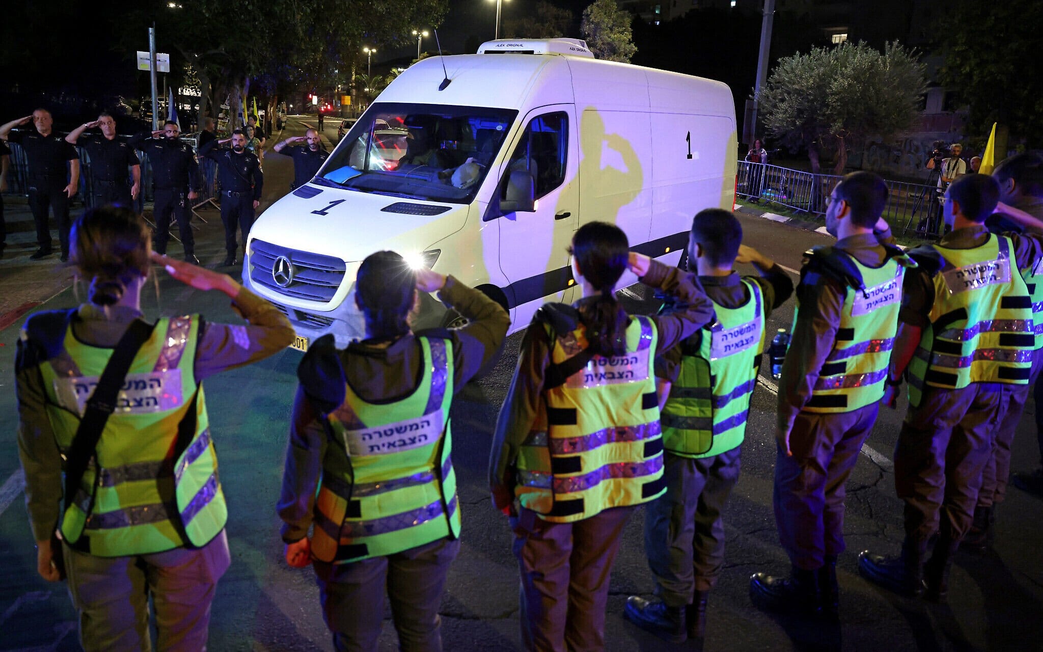 В Израиле установили личности трех заложников, чьи останки были переданы накануне. Четвертое тело, предположительно, принадлежит жителю Газы