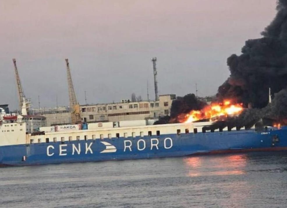 В Одессе после ракетного удара загорелось турецкое грузовое судно CENK T