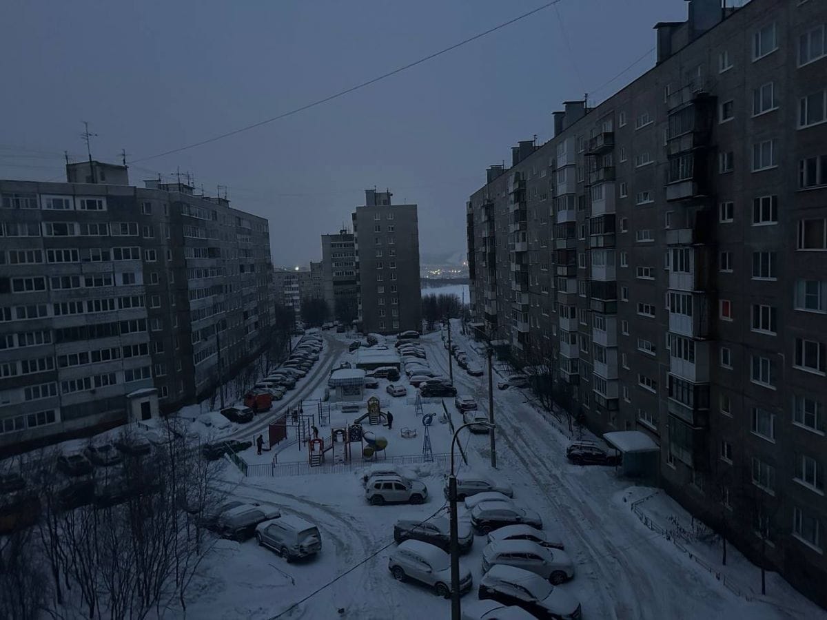 Из-за аварии на электросетях в Мурманске почти сутки нет света и тепла. СК возбудил дело о халатности 