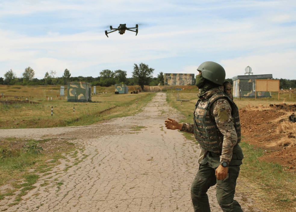 «Пойдете в элитные беспилотные войска — вернетесь популярными!» Как в вузах массово заманивают студентов на контрактную службу