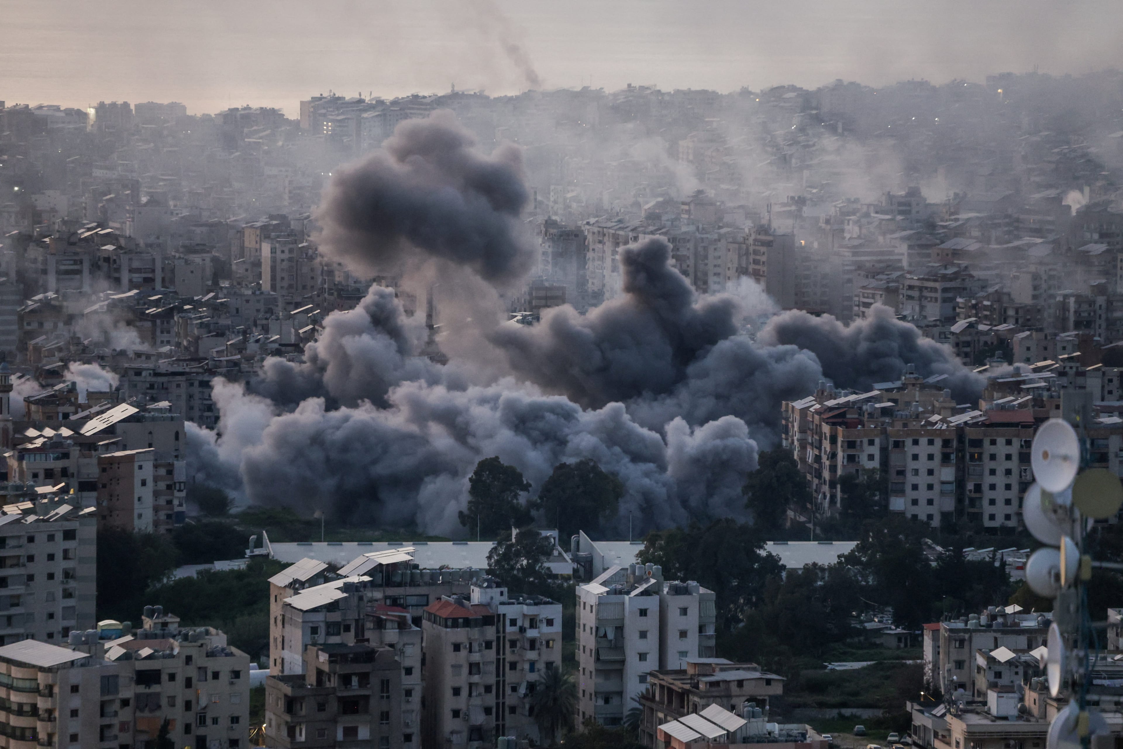 Разбомбленная школа в Минабе, 30 потопленных иранских кораблей, удары по Азербайджану и Кипру. Итоги недели войны на Ближнем Востоке