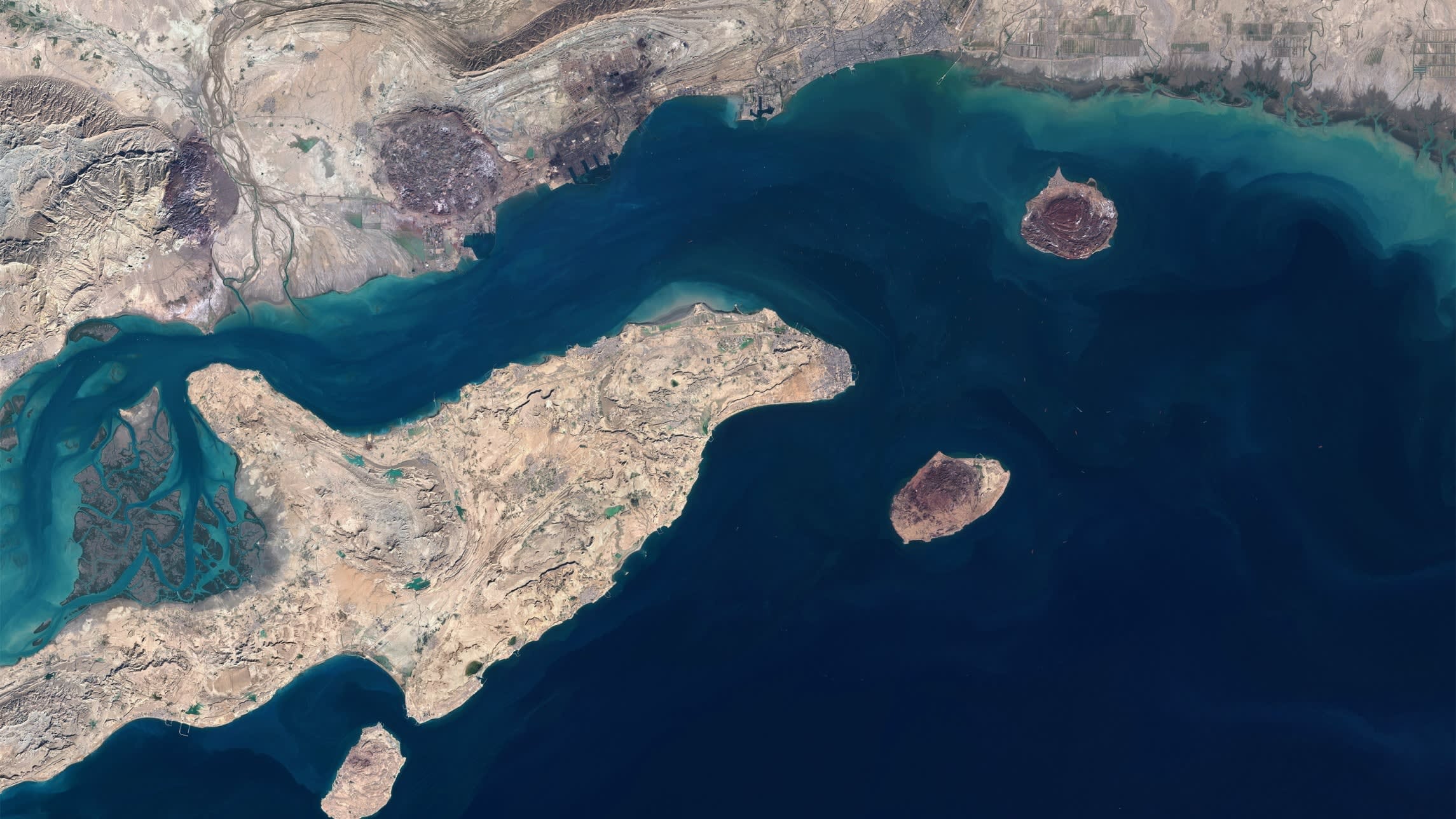 Китайское судно впервые заплатило Ирану за проход через Ормузский пролив