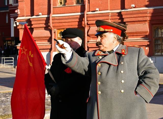 Неподалеку от Манежной площади подрались двойники Ленина и Сталина