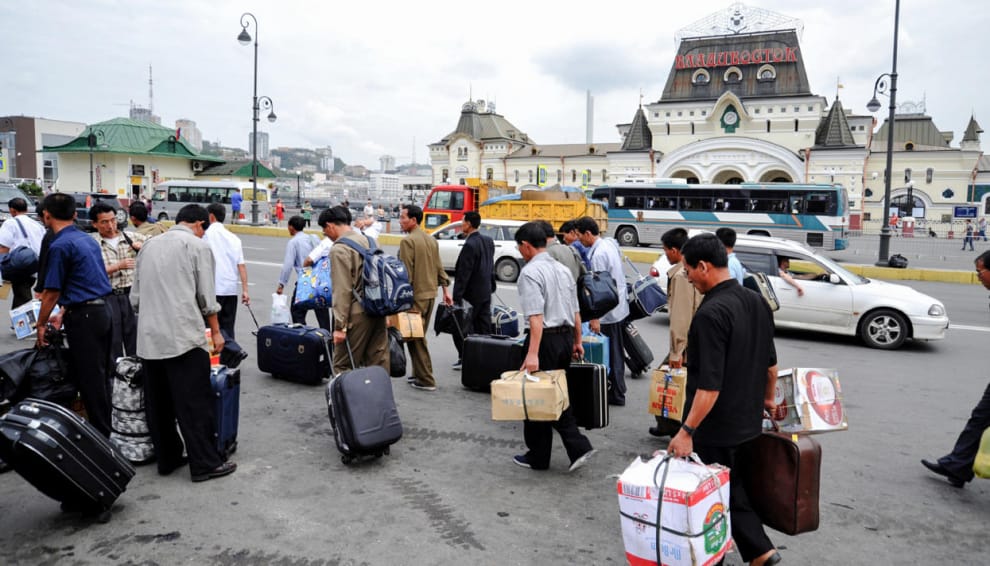 Россия заявила, что начала высылку северокорейских рабочих