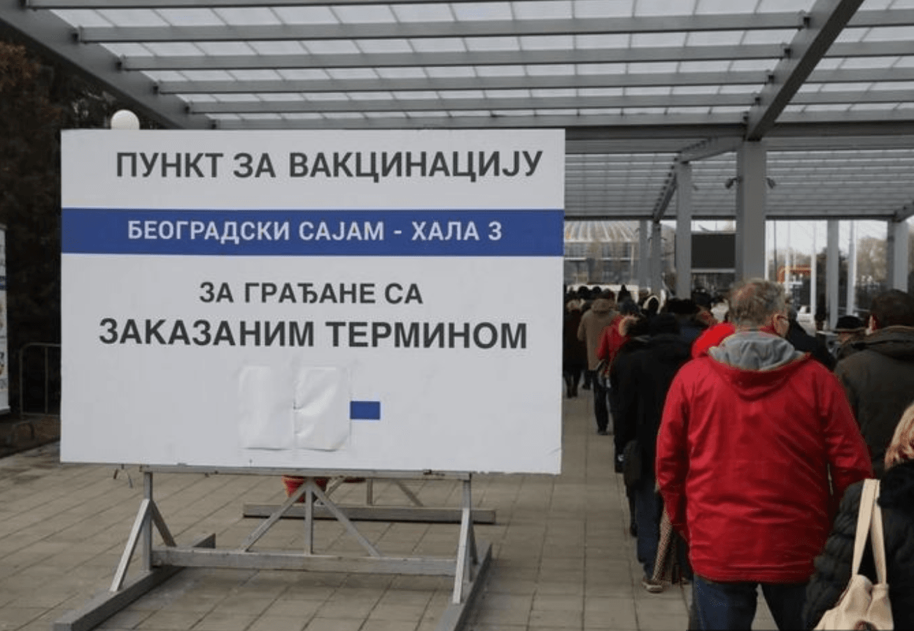 Вакцинный туризм. В Сербию едут прививаться от коронавируса со всей Европы. Как так вышло?