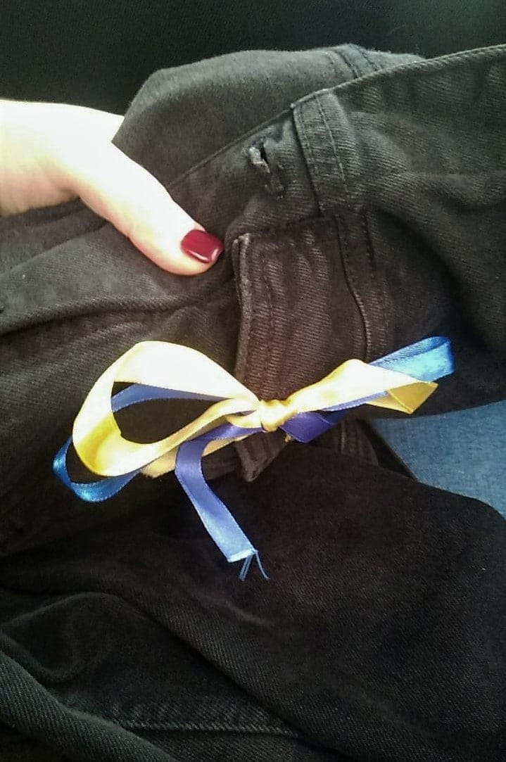 В Москве девушку задержали на рабочем месте за украинскую ленточку. На нее донес сотрудник бизнес-центра — «ОВД-Инфо»