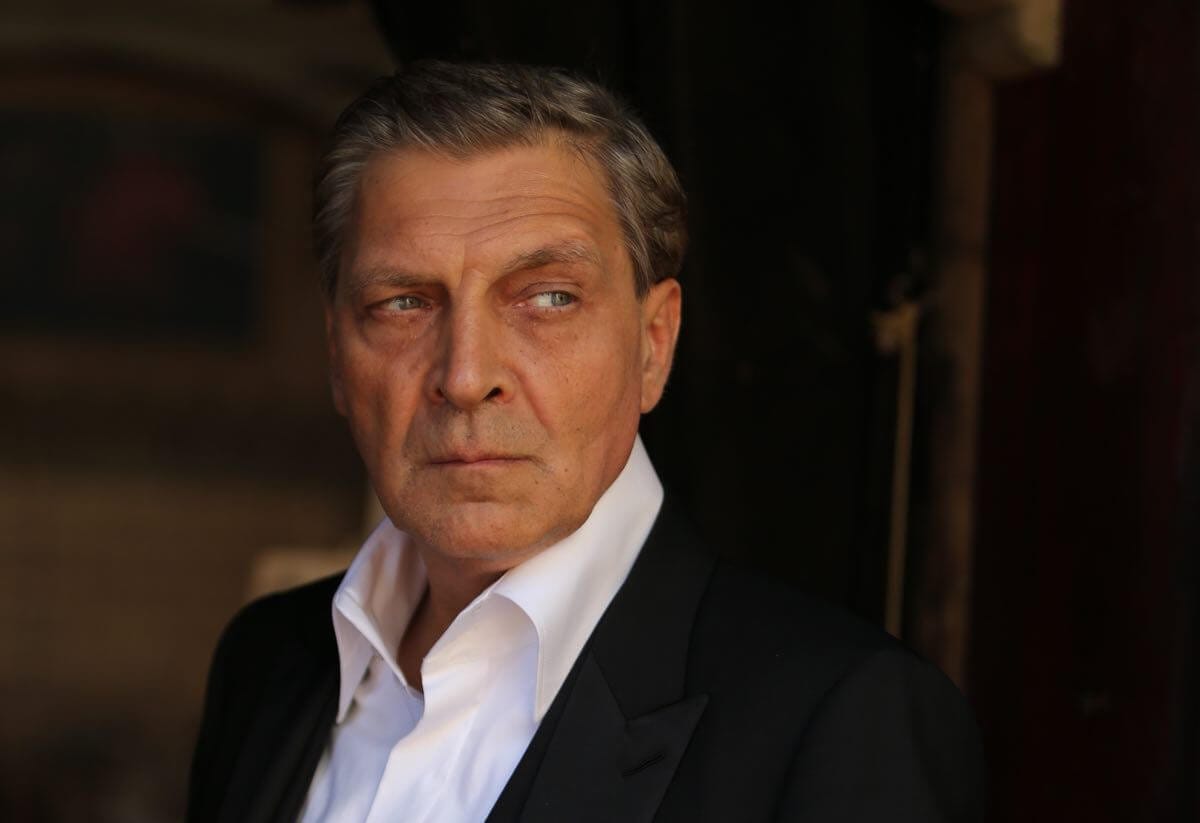 Дачу Александра Невзорова в Санкт-Петербурге арестовали. Он заявил, что из дорогого там находятся «очень старый жеребец, собака и книги»