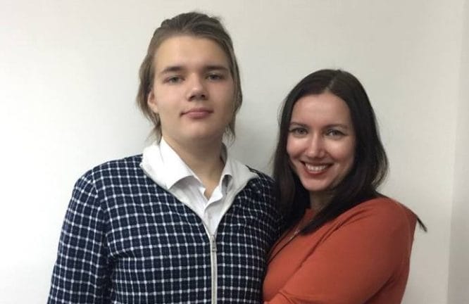 «Очень скучаю, когда меня навестишь?» Экс-координатору штаба Навального пишут сообщения от имени покойной матери