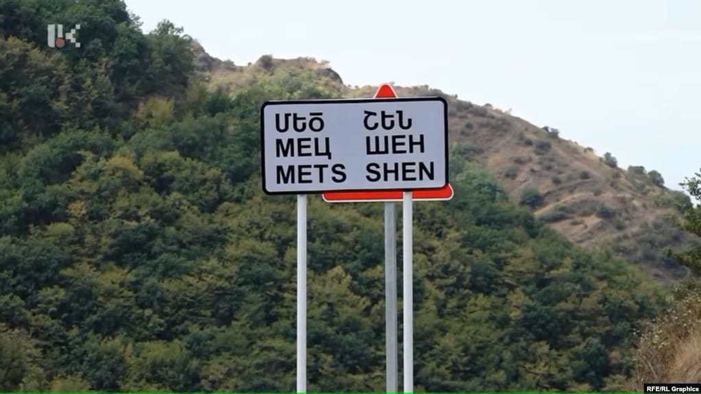 «Радио Свобода»: Азербайджанцы обстреляли колонну российских миротворцев, которые пытались эвакуировать детей из Нагорного Карабаха