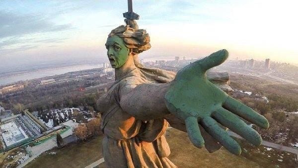 Глава штаба Навального в Волгограде стал подозреваемым в осквернении мемориала Родина-мать